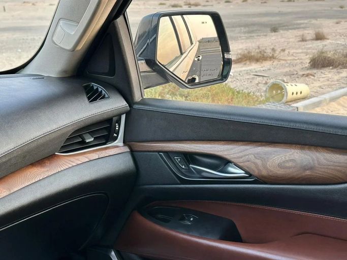 Подержанный Cadillac Escalade ESV IV, 6.2 л, 2020 в Шардже от Al Jana Used Cars Черный цвет. GCC | AUTO.AE