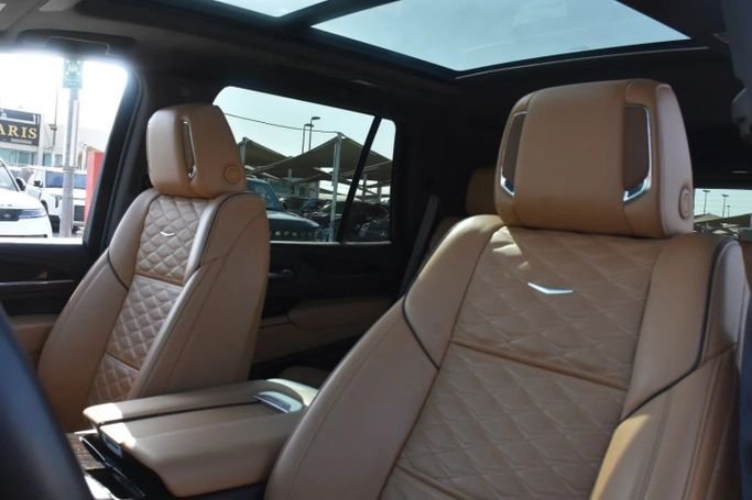 Подержанный Cadillac Escalade V, 6.2 л, 2024 в Шардже от Alfaris Used Cars Серебристый цвет. Other | AUTO.AE