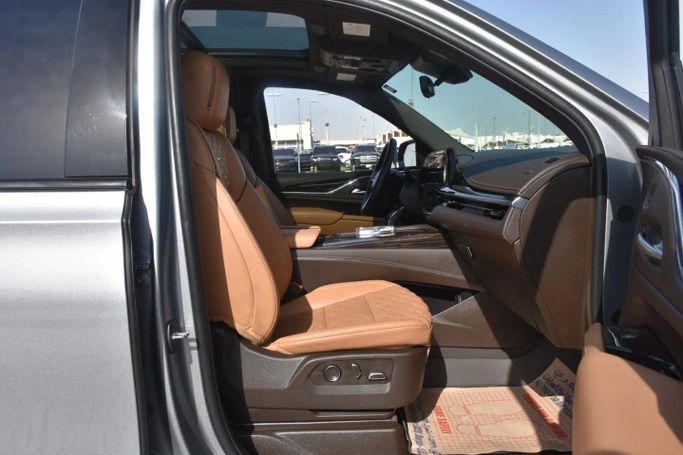 Подержанный Cadillac Escalade V, 6.2 л, 2024 в Шардже от Alfaris Used Cars Серебристый цвет. Other | AUTO.AE