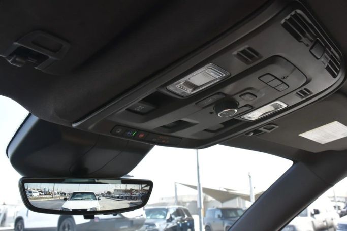 Подержанный Cadillac Escalade V, 6.2 л, 2024 в Шардже от Alfaris Used Cars Серебристый цвет. Other | AUTO.AE