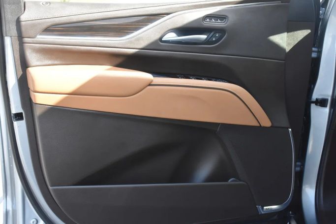 Подержанный Cadillac Escalade V, 6.2 л, 2024 в Шардже от Alfaris Used Cars Серебристый цвет. Other | AUTO.AE