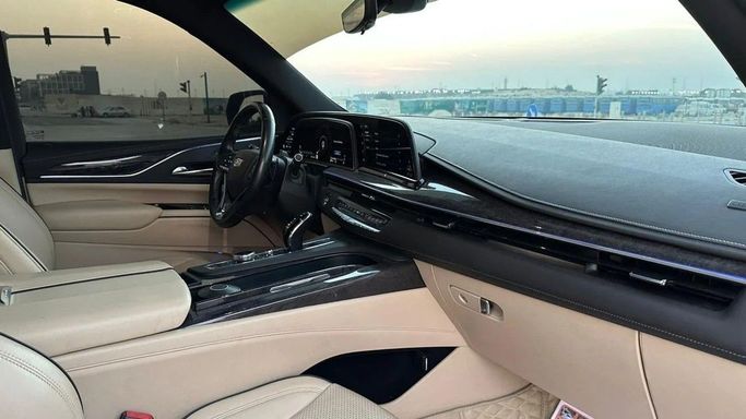 Подержанный Cadillac Escalade V, 6.2 л, 2022 в Шардже от Halla Cars Черный цвет. Американская | AUTO.AE