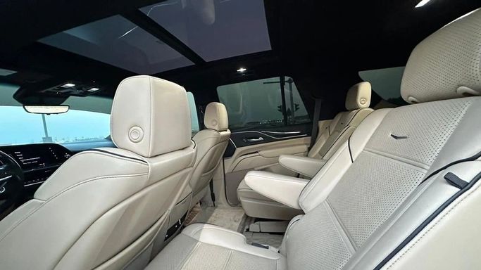 Подержанный Cadillac Escalade V, 6.2 л, 2022 в Шардже от Halla Cars Черный цвет. Американская | AUTO.AE