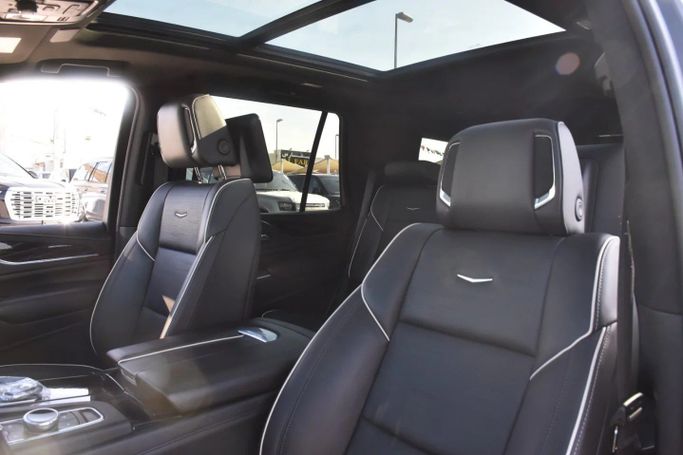 Подержанный Cadillac Escalade V, 6.2 л, 2023 в Шардже от Alfaris Used Cars Черный цвет. Other | AUTO.AE