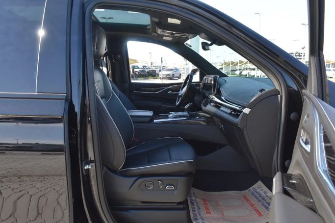 Подержанный Cadillac Escalade V, 6.2 л, 2023 в Шардже от Alfaris Used Cars Черный цвет. Other | AUTO.AE
