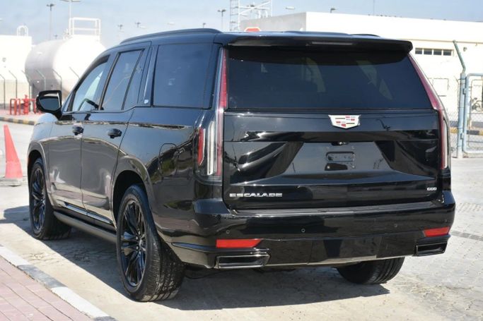 Подержанный Cadillac Escalade V, 6.2 л, 2023 в Шардже от Alfaris Used Cars Черный цвет. Other | AUTO.AE