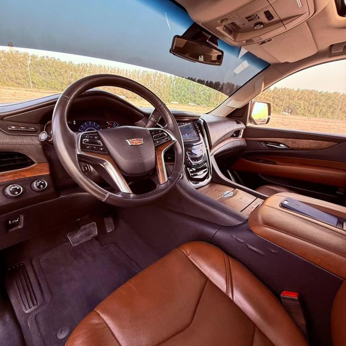 Подержанный Cadillac Escalade IV, 6.2 л, 2016 в Шардже от Sarmad Cars Коричневый цвет. Other | AUTO.AE