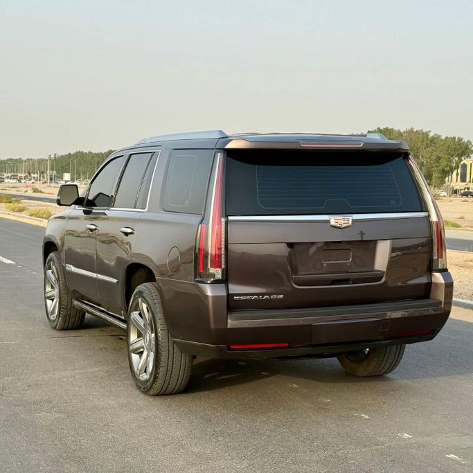Подержанный Cadillac Escalade IV, 6.2 л, 2016 в Шардже от Sarmad Cars Коричневый цвет. Other | AUTO.AE
