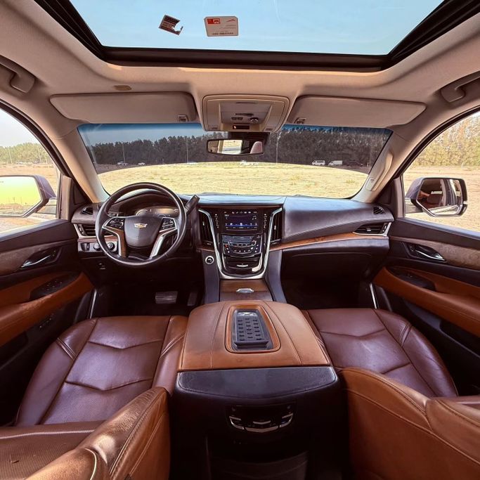 Подержанный Cadillac Escalade IV, 6.2 л, 2016 в Шардже от Sarmad Cars Коричневый цвет. Other | AUTO.AE