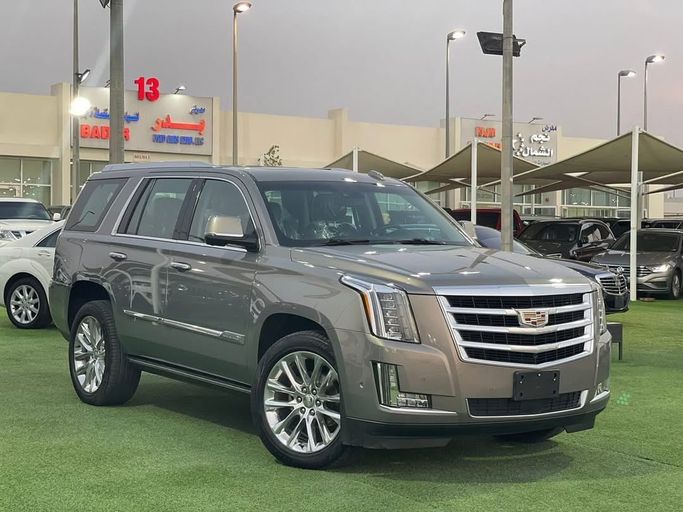 Подержанный Cadillac Escalade IV, 6.2 л, 2017 в Шардже от Badar Used Cars Серый цвет.  | AUTO.AE