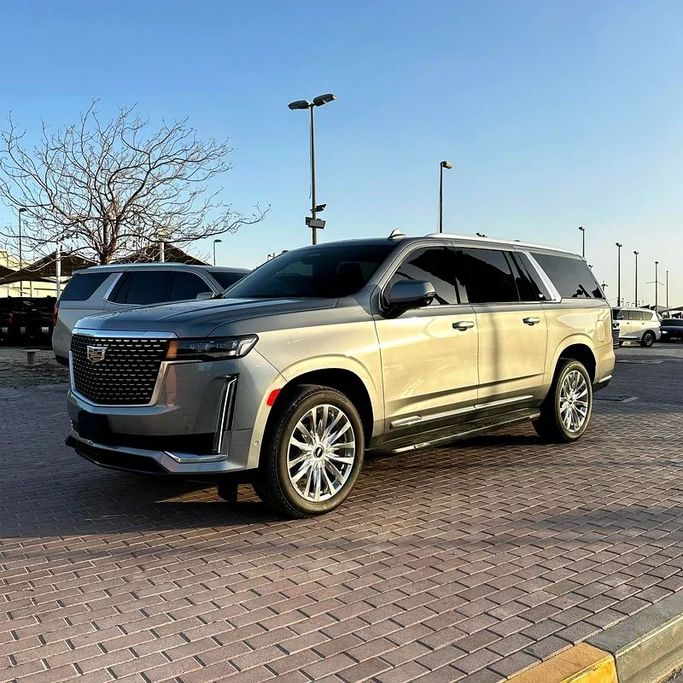 Подержанный Cadillac Escalade ESV V, 6.2 л, 2023 в Шардже от Golden Desert Used Car Серый цвет. Other | AUTO.AE