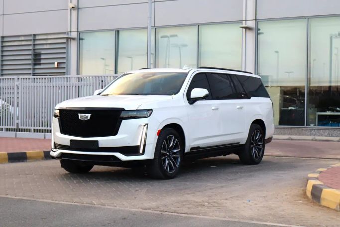 Подержанный Cadillac Escalade V, 6.2 л, 2021 в Шардже от Sama Al Sham Cars Белый цвет. GCC | AUTO.AE