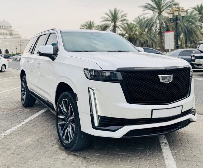 Подержанный Cadillac Escalade V (T1XX), 6.2 л, 2021 в Шардже от AHMED ULLA HAJI Белый цвет. Американская | AUTO.AE | Объявление #247491