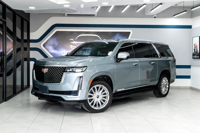 Used Cadillac Escalade V, 6.2 l, 2023 in Sharjah by Golden Desert Used Car, Silver color.  | AUTO.AE | Listing #263097