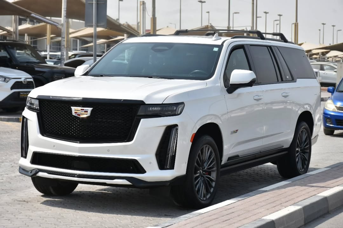 Подержанный Cadillac Escalade-V I, 6.2 л, 2023 в Шардже от Alfaris Used Cars Белый цвет. Other | AUTO.AE