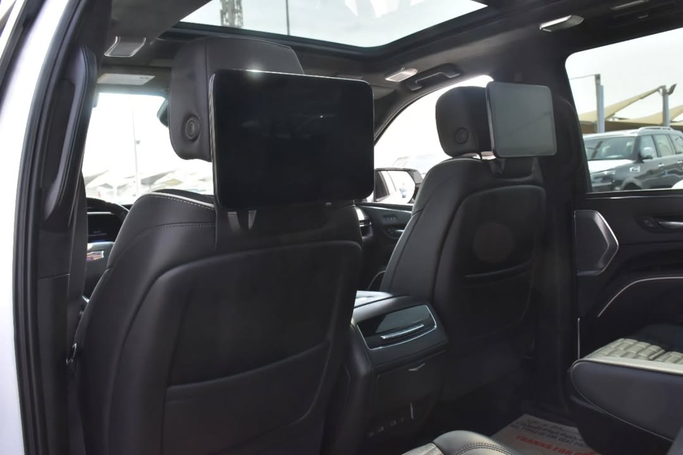 Подержанный Cadillac Escalade-V I, 6.2 л, 2023 в Шардже от Alfaris Used Cars Белый цвет. Other | AUTO.AE