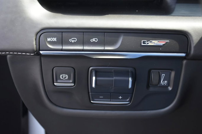 Подержанный Cadillac Escalade-V I, 6.2 л, 2023 в Шардже от Alfaris Used Cars Белый цвет. Other | AUTO.AE