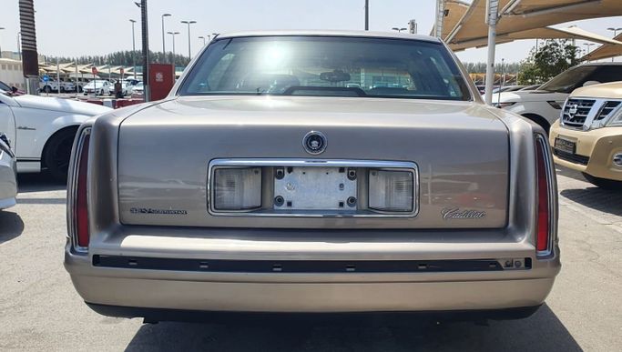 Новый Cadillac Fleetwood II, 5.7 л, 1996 в Шардже от Ishtar Used Cars Бежевый цвет. Other | AUTO.AE