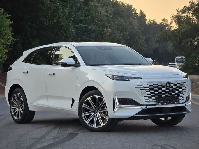 Подержанный Changan UNI-K, 2.0 л, 2025 в Шардже от Al Jana Used Cars Белый цвет. GCC | AUTO.AE