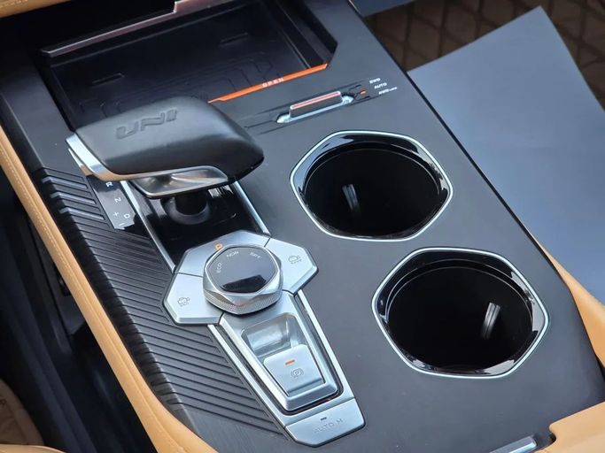 Подержанный Changan UNI-K, 2.0 л, 2025 в Шардже от Al Jana Used Cars Белый цвет. GCC | AUTO.AE