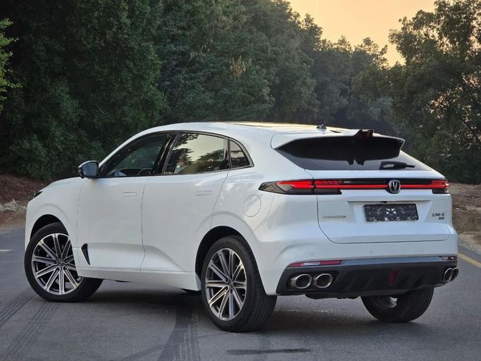 Подержанный Changan UNI-K, 2.0 л, 2025 в Шардже от Al Jana Used Cars Белый цвет. GCC | AUTO.AE