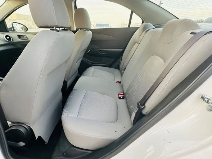 Подержанный Chevrolet Aveo II Рестайлинг, 1.4 л, 2018 в Шардже от Al Aayan Used Cars Белый цвет. GCC | AUTO.AE