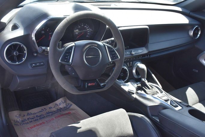Подержанный Chevrolet Camaro SS VI Рестайлинг, 6.2 л, 2024 в Шардже от Alfaris Used Cars Серый цвет.  | AUTO.AE
