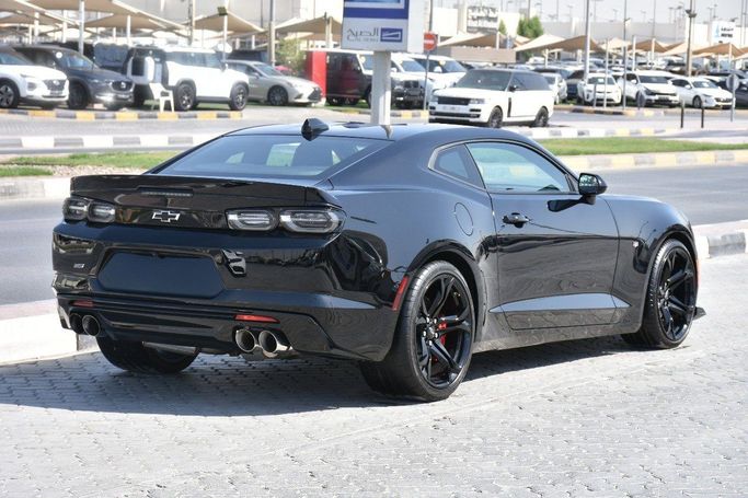 Подержанный Chevrolet Camaro SS VI Рестайлинг, 6.2 л, 2024 в Шардже от Alfaris Used Cars Серый цвет.  | AUTO.AE