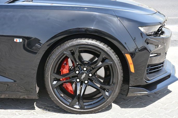 Подержанный Chevrolet Camaro SS VI Рестайлинг, 6.2 л, 2024 в Шардже от Alfaris Used Cars Серый цвет.  | AUTO.AE