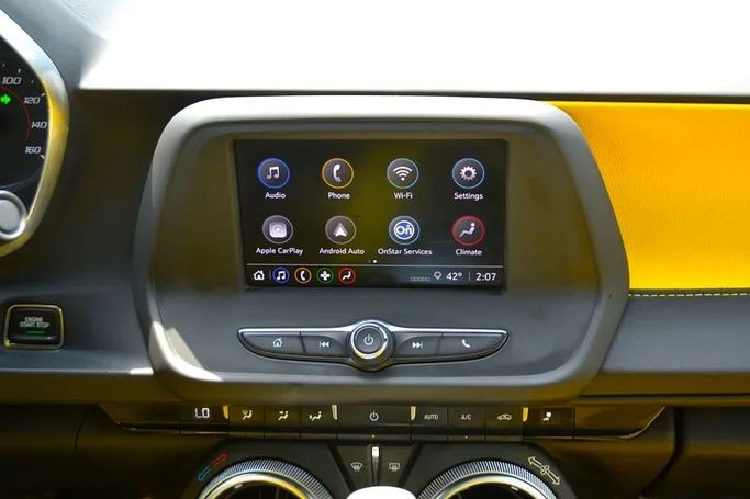 Подержанный Chevrolet Camaro 8-speed VI Рестайлинг, 3.6 л, 2023 в Шардже от Wadishee Used Cars Желтый цвет. Американская | AUTO.AE