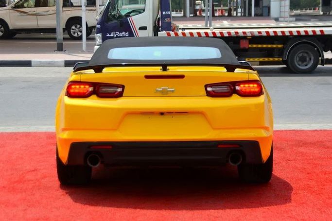 Подержанный Chevrolet Camaro 8-speed VI Рестайлинг, 3.6 л, 2023 в Шардже от Wadishee Used Cars Желтый цвет. Американская | AUTO.AE