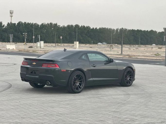 Подержанный Chevrolet Camaro V Рестайлинг, 6.2 л, 2015 в Шардже от Al Aayan Used Cars Серый цвет. GCC | AUTO.AE