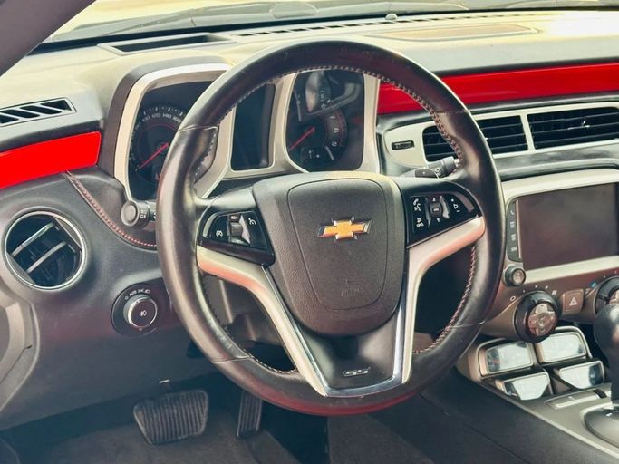 Подержанный Chevrolet Camaro V Рестайлинг, 6.2 л, 2015 в Шардже от Al Aayan Used Cars Серый цвет. GCC | AUTO.AE