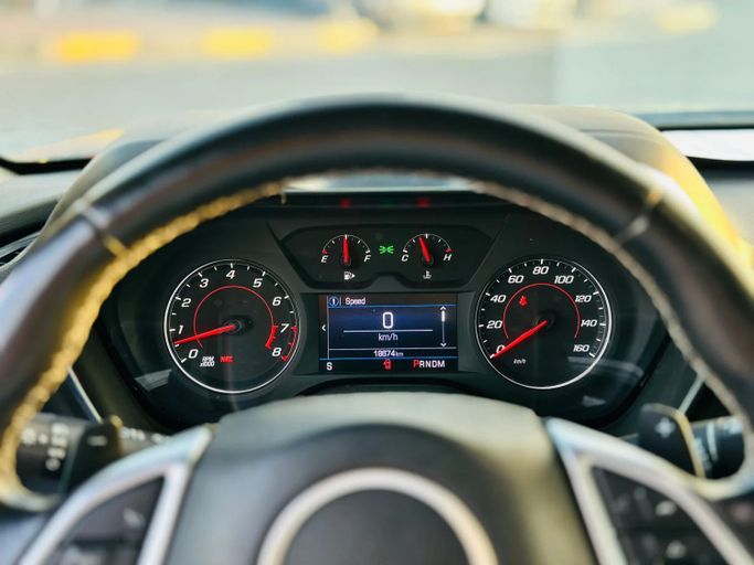 Подержанный Chevrolet Camaro VI Рестайлинг, 3.6 л, 2020 в Шардже от Kandy Cars Черный цвет. Американская | AUTO.AE