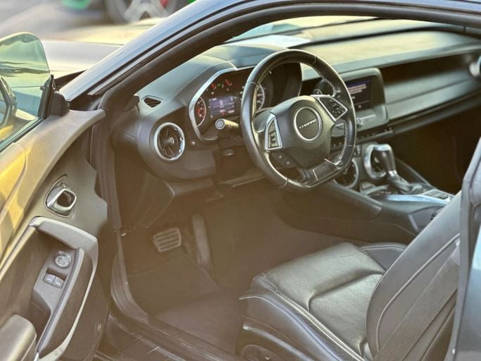 Подержанный Chevrolet Camaro VI Рестайлинг, 3.6 л, 2020 в Шардже от Kandy Cars Черный цвет. Американская | AUTO.AE