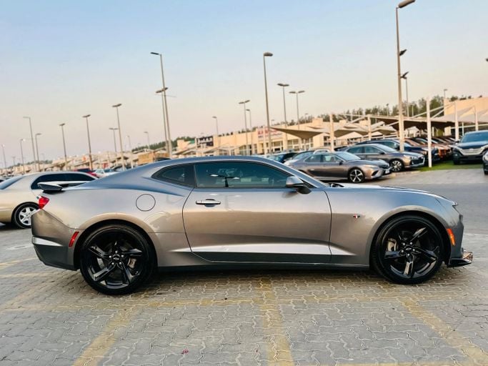 Подержанный Chevrolet Camaro VI Рестайлинг, 3.6 л, 2021 в Шардже от Kandy Cars Серый цвет. Американская | AUTO.AE