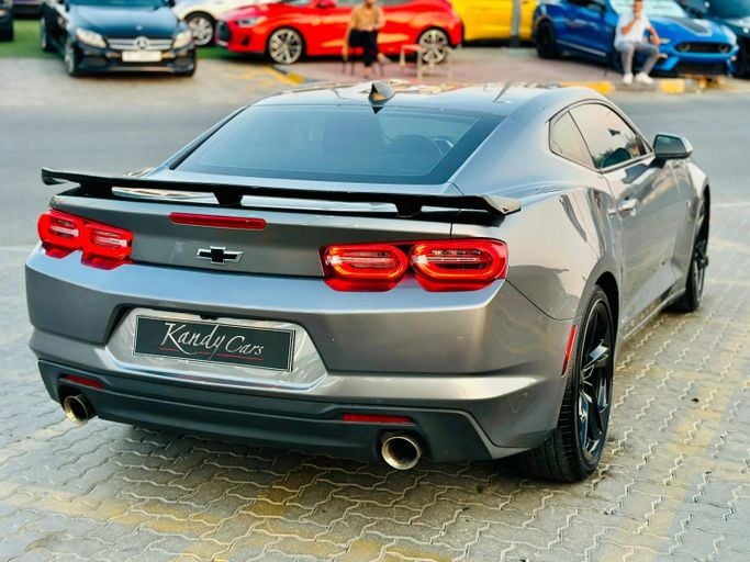 Подержанный Chevrolet Camaro VI Рестайлинг, 3.6 л, 2021 в Шардже от Kandy Cars Серый цвет. Американская | AUTO.AE