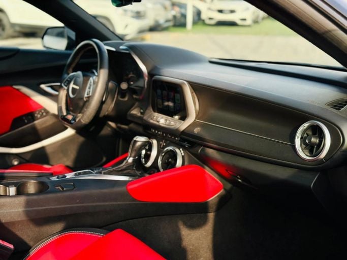 Подержанный Chevrolet Camaro SS VI Рестайлинг, 6.2 л, 2018 в Шардже от Kandy Cars Черный цвет. Канадская | AUTO.AE
