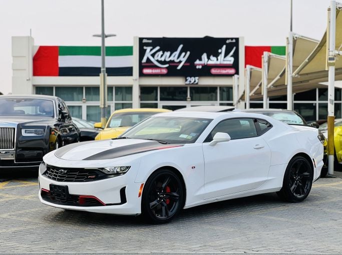 Подержанный Chevrolet Camaro VI Рестайлинг, 2.0 л, 2022 в Шардже от Kandy Cars Белый цвет. Американская | AUTO.AE