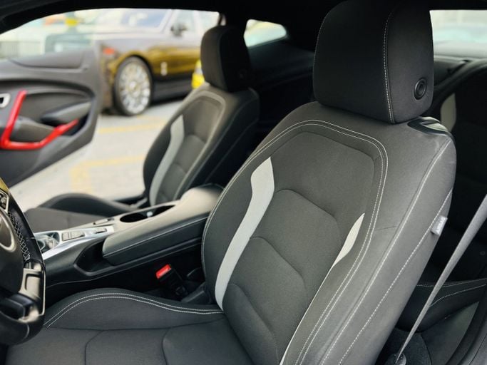 Подержанный Chevrolet Camaro VI Рестайлинг, 2.0 л, 2022 в Шардже от Kandy Cars Белый цвет. Американская | AUTO.AE