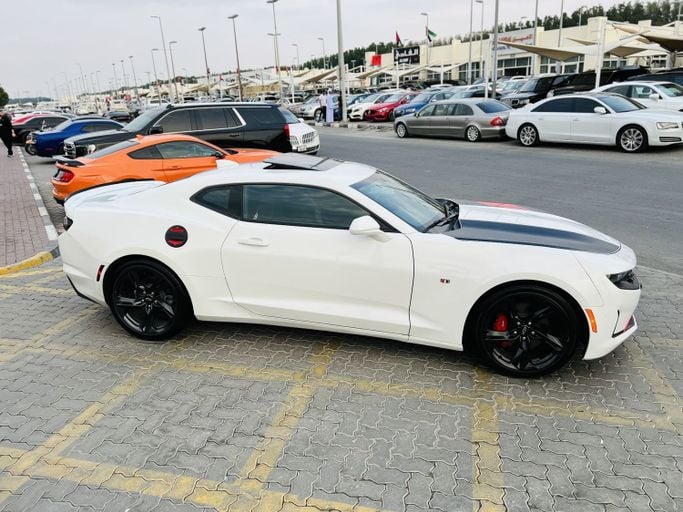 Подержанный Chevrolet Camaro VI Рестайлинг, 2.0 л, 2022 в Шардже от Kandy Cars Белый цвет. Американская | AUTO.AE