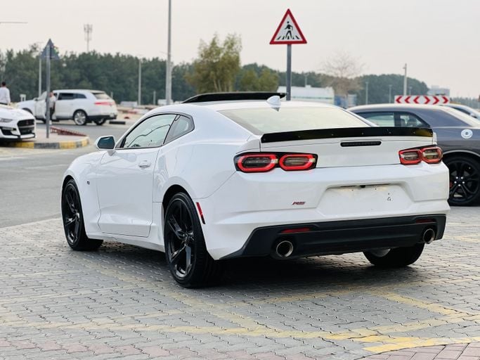 Подержанный Chevrolet Camaro VI Рестайлинг, 2.0 л, 2022 в Шардже от Kandy Cars Белый цвет. Американская | AUTO.AE