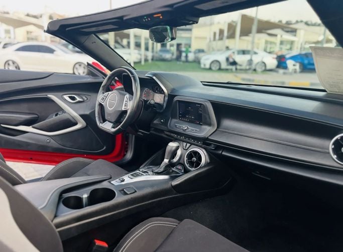 Подержанный Chevrolet Camaro LT1 VI Рестайлинг, 6.2 л, 2022 в Шардже от Kandy Cars Красный цвет. Американская | AUTO.AE
