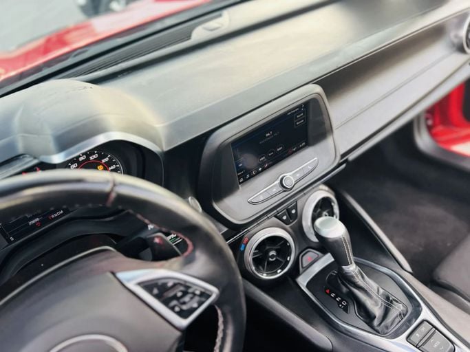 Подержанный Chevrolet Camaro LT1 VI Рестайлинг, 6.2 л, 2022 в Шардже от Kandy Cars Красный цвет. Американская | AUTO.AE