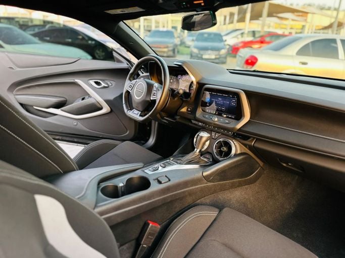 Подержанный Chevrolet Camaro SS VI Рестайлинг, 6.2 л, 2020 в Шардже от Kandy Cars Черный цвет. Американская | AUTO.AE