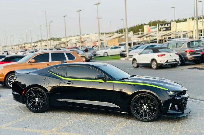 Подержанный Chevrolet Camaro SS VI Рестайлинг, 6.2 л, 2020 в Шардже от Kandy Cars Черный цвет. Американская | AUTO.AE