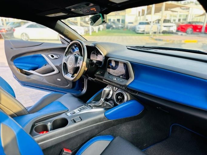 Подержанный Chevrolet Camaro SS VI Рестайлинг, 6.2 л, 2022 в Шардже от Kandy Cars Синий цвет. Американская | AUTO.AE