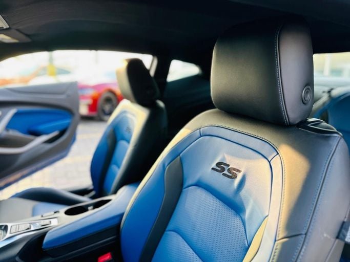 Подержанный Chevrolet Camaro SS VI Рестайлинг, 6.2 л, 2022 в Шардже от Kandy Cars Синий цвет. Американская | AUTO.AE