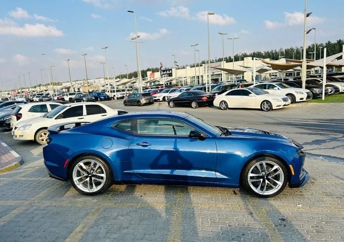 Подержанный Chevrolet Camaro SS VI Рестайлинг, 6.2 л, 2022 в Шардже от Kandy Cars Синий цвет. Американская | AUTO.AE