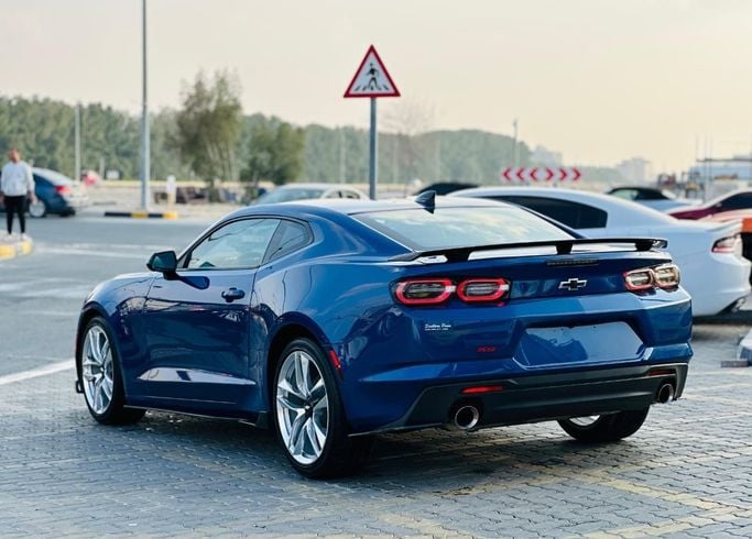 Подержанный Chevrolet Camaro SS VI Рестайлинг, 6.2 л, 2022 в Шардже от Kandy Cars Синий цвет. Американская | AUTO.AE